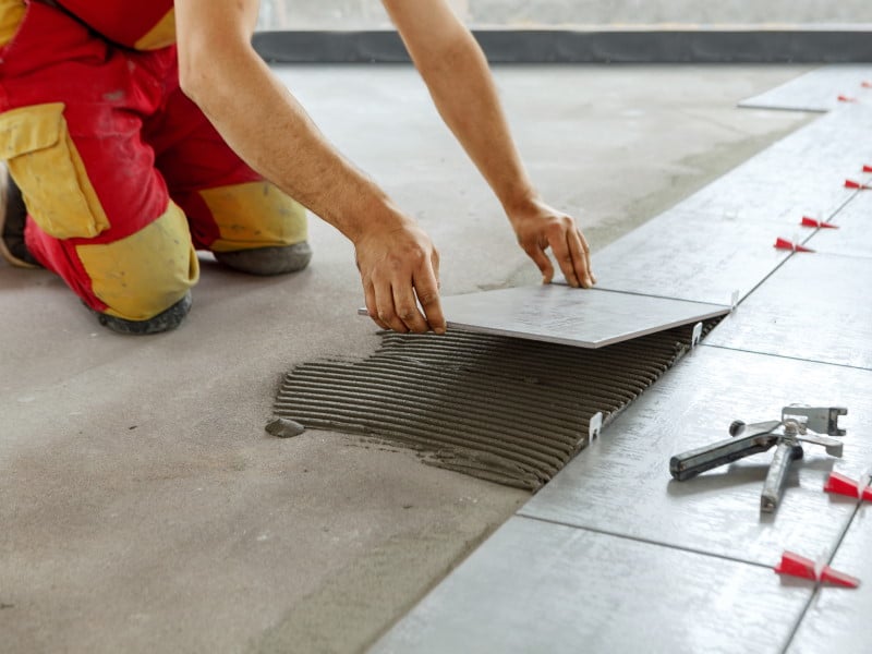 Entreprise de plomberie Hélène : la pose de carrelage et l’accompagnement complet de votre salle de bains